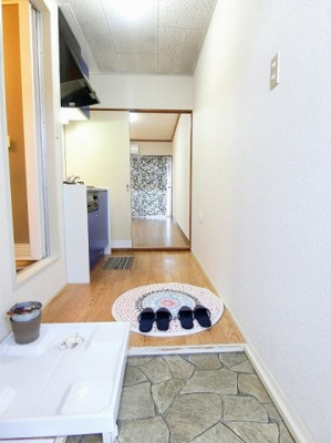 【玄関】 | ビラ百合ヶ丘 | 玄関から室内への景観です！キッチンと洋室の間には扉があるので、お料理のにおいがお部屋にこもりませんね♪