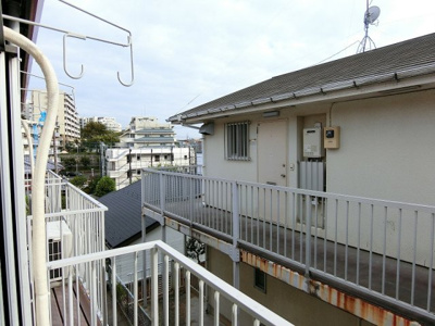 【バルコニー】 | ビラ百合ヶ丘 | バルコニーは南向きで陽当たり良好！お洗濯物を干したり、気分転換をするにもおすすめです☆