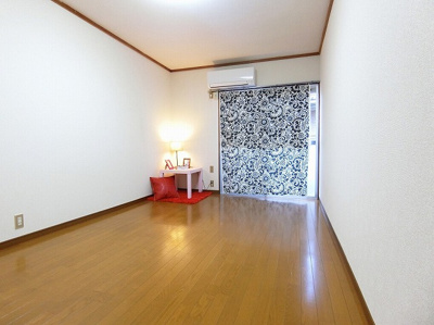 【洋室】 | ビラ百合ヶ丘 | 南向き洋室7帖☆バルコニーに繋がるお部屋です！風通しも陽当たりも良好♪エアコン付きで1年中快適に過ごせますね☆