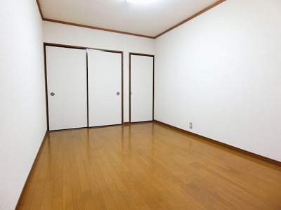 【寝室】 | ビラ百合ヶ丘 | 南向き洋室7帖☆クローゼットがあります♪お洋服の多い方もお部屋が片付いて快適に過ごせますね♪