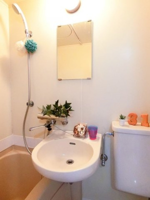 【洗面所】 | ビラ百合ヶ丘 | バスルームにある洗面台です！鏡の前で身支度ばっちりできちゃいます◎