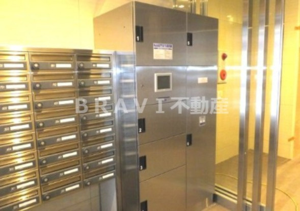 エスパシオ・コモド大阪新町　BRAVI不動産のエントランス|毎日通るエントランスはこのようになっています