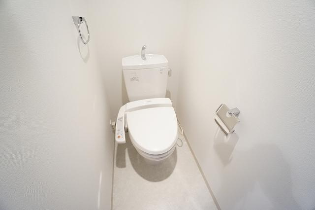 アーデンタワー西本町　BRAVI不動産のトイレ|【アーデンタワー西本町】シンプルで使いやすい玄関です