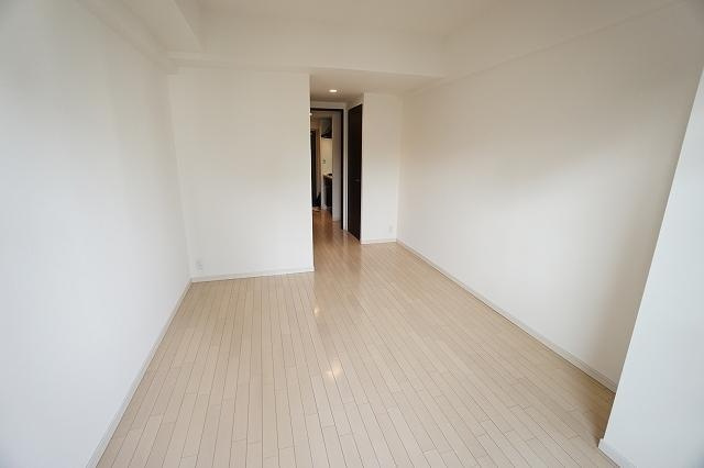 アーデンタワー西本町　BRAVI不動産の居間・リビング|【アーデンタワー西本町】こちらのリビングで趣味の時間をお楽しみください