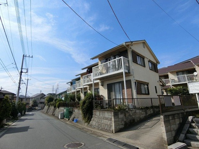 【外観】 | 第5富士ハイムD棟 | 小田急多摩線「栗平」駅より徒歩5分の好立地！閑静な住宅地ある人気のテラスハウスです☆コンビニやスーパー、郵便局が近くて便利な住環境です☆