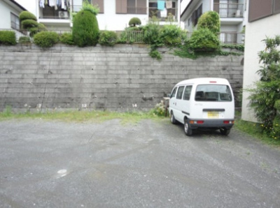 【駐車場】 | 第5富士ハイムD棟 | いつでも目の届く敷地内に駐車場があります♪荷物がかさばりがちなお買物にも、敷地内駐車場があると便利ですよね☆