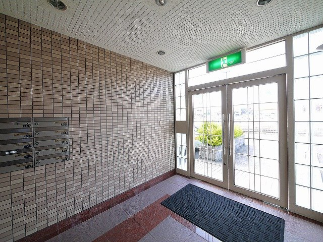 メゾンコンフォールのエントランス|落ち着いたエントランスです