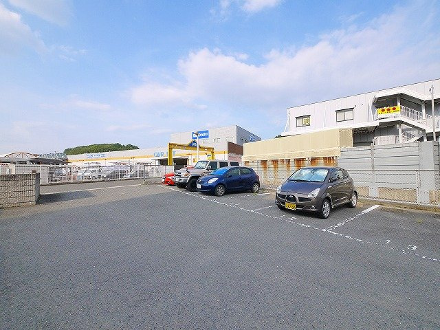 メゾンコンフォールの駐車場|カースペースがあります