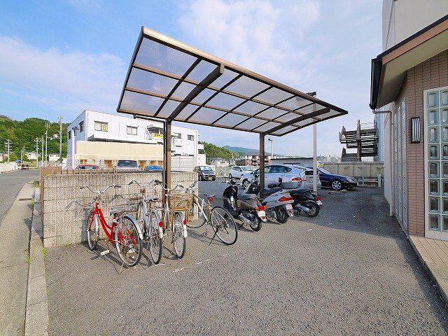 メゾンコンフォールのその他共用部分|屋根付きの駐輪場です