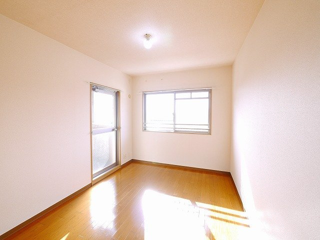 プライムガーデンの寝室|開放的な寝室です
