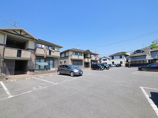 ガーデンパークBの駐車場|車をお持ちの方に嬉しい駐車場付きの物件です