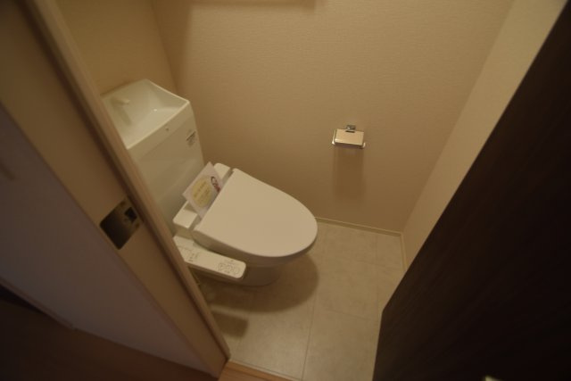 市川市原木１丁目のアパートのトイレ|落ち着いた色調のトイレです