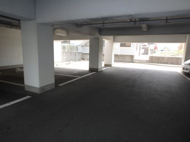 ユートピアタウン北館の駐車場