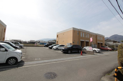 【駐車場】 | シャインテラス | 駐車場に車を止められます