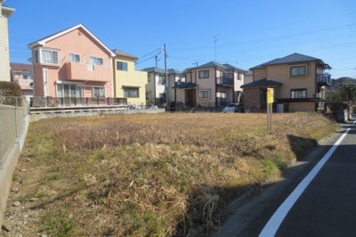 【前面道路含む現地写真】 | MLH藤沢本町3棟-3【条件付売地（土地）】 | 藤沢本町駅から本物件（藤沢市白旗2丁目）までは、スーパー・コンビニ・ショッピングセンター・飲食店・市民病院と商業・公的施設が多数あります☆日々の生活には困らない環境ですっ☆