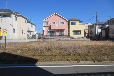 【前面道路含む現地写真】 | MLH藤沢本町3棟-3【条件付売地（土地）】 | 藤沢本町駅から徒歩１３分☆駅まで平坦道のりで、整形地・角地もある分譲地です☆南道路・東道路で全区画120㎡以上（約36坪以上）道路の幅員も南6ｍ・東4ｍと車も楽々ですよっ☆