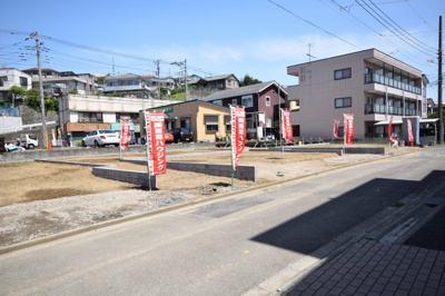 【前面道路含む現地写真】 | MLH藤沢本町5棟-5【条件付売地（土地）】 | 藤沢本町駅から本物件（藤沢市白旗2丁目）までは、スーパー・コンビニ・ショッピングセンター・飲食店・市民病院と商業・公的施設が多数あります☆日々の生活には困らない環境ですっ☆