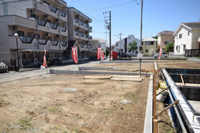 【前面道路含む現地写真】 | MLH藤沢本町5棟-5【条件付売地（土地）】 | 藤沢本町駅から徒歩１３分☆駅まで平坦道のりの全5区画の分譲地です☆東道路で西側も隣地の駐車場になっているため、陽当たりや風の通りも良好です☆