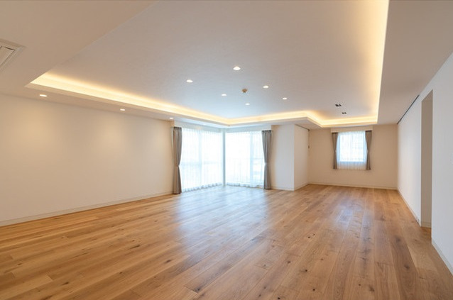 港区三田１丁目の賃貸マンションの居間・リビング