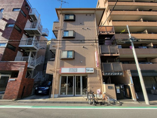 【外観】 | メゾンコダサ　平成２１年１２月に外壁リニューアルし、おしゃれに！鉄骨造の４階建て。鶯谷駅から徒歩８分・入谷駅から徒歩９分。コンビニが近くにあります！