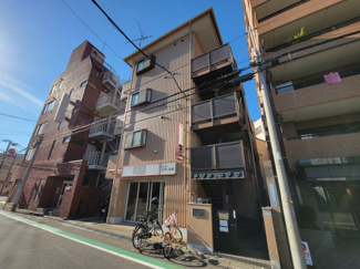 【外観】 | メゾンコダサ　平成２１年１２月に外壁リニューアルし、おしゃれに！鉄骨造の４階建て。鶯谷駅から徒歩８分・入谷駅から徒歩９分。コンビニが近くにあります！