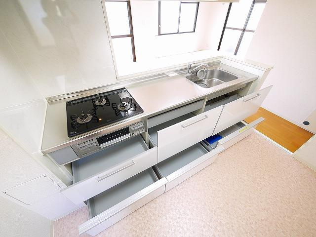 富雄サンパレスⅠ号館のキッチン|コンパクトなキッチンで掃除もラクラク
