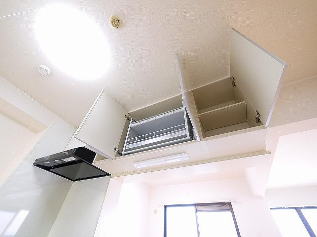 富雄サンパレスⅠ号館のキッチン|コンパクトなキッチンで掃除もラクラク