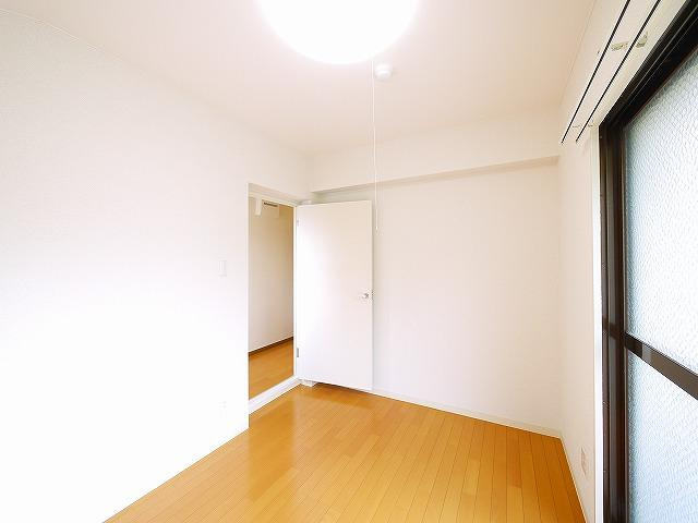 富雄サンパレスⅠ号館の洋室|ゆったりした洋室です