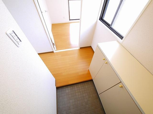 富雄サンパレスⅠ号館の玄関|収納もある玄関です