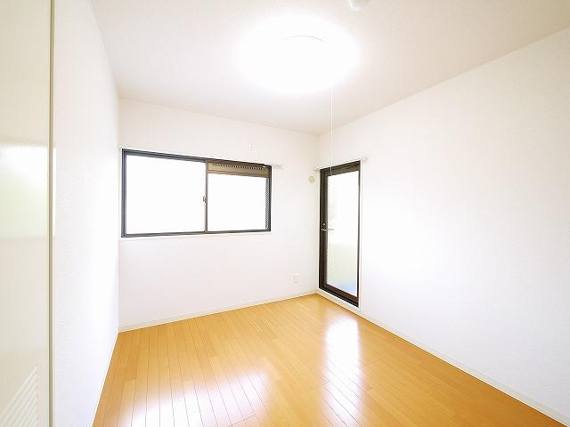 富雄サンパレスⅠ号館の寝室|広くて明るい寝室