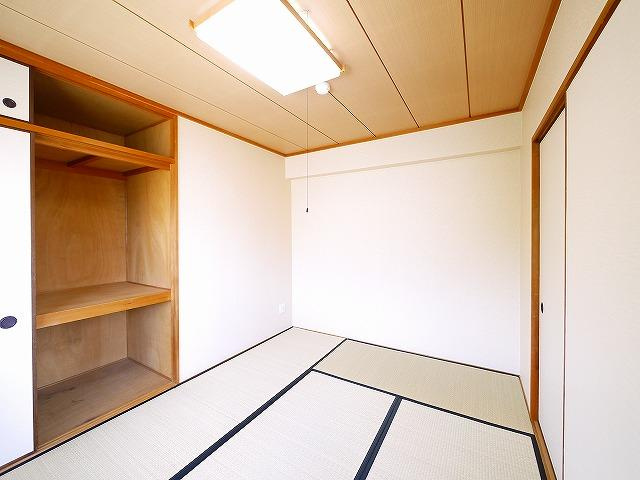富雄サンパレスⅠ号館の和室|和室です