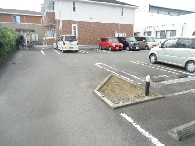 PlumeriaB棟の駐車場