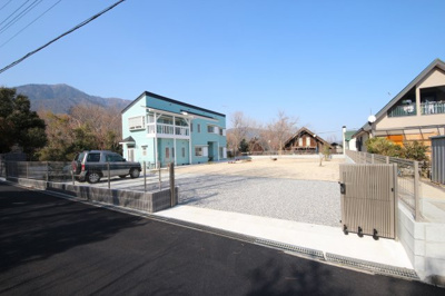 【外観】 | 大津市北比良986-23 中古戸建 | 敷地から建物外観、ゆったり駐車スペースは沢山の車を停められます