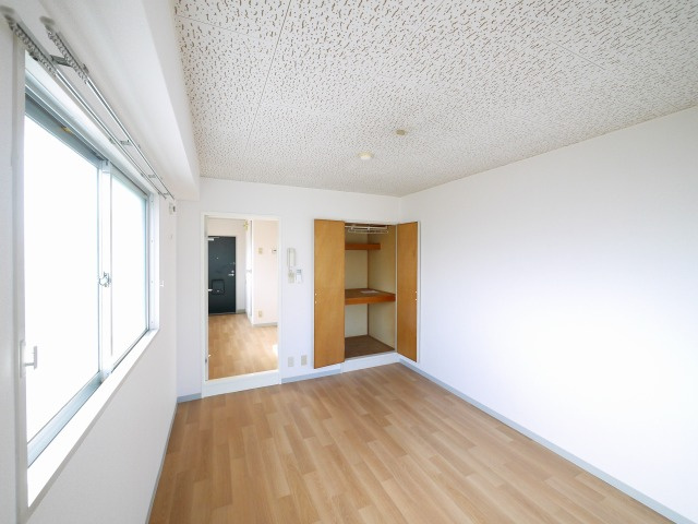 メゾン・ラ・ポムの居間・リビング|光が入る明るい洋室です。