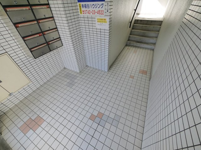 メゾン・ラ・ポムのその他共用部分|エントランスの入り口です