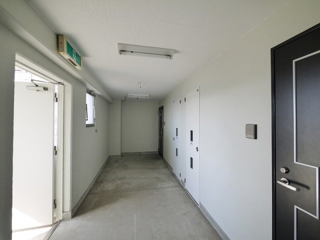 メゾン・ラ・ポムのその他共用部分|室内の共用廊下です