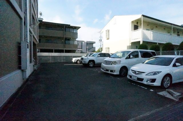 プレステージ安倉の駐車場