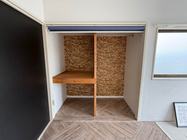 【収納】 | リラ新ゆり | 洋室6帖のお部屋にあるオープンクローゼット(右)とオープン収納(左)です☆お気に入りのお洋服もハンガーにかけて収納できます♪目隠し用のロールスクリーンも付いています♪