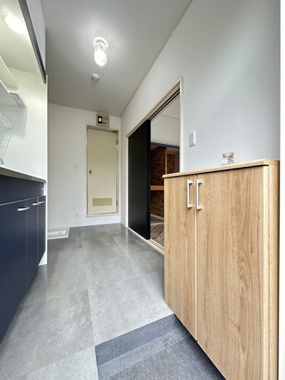 【展望】 | リラ新ゆり | 玄関から室内への景観です！キッチンの右手に洋室6帖のお部屋があります♪
