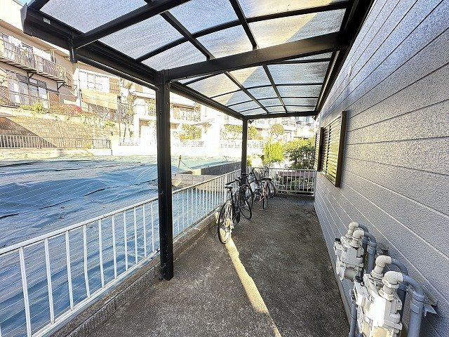 【その他共用部分】 | リラ新ゆり | 屋根付きの駐輪場があるので雨が降っても安心です☆自転車はちょっとした移動手段に便利ですよね！
