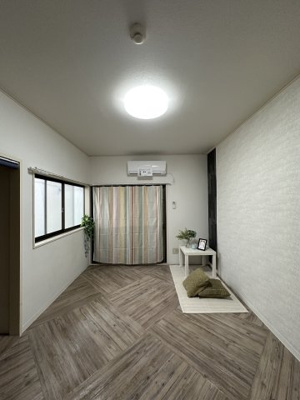 【居間・リビング】 | リラ新ゆり | 南東向き洋室6帖☆バルコニーに繋がる角部屋二面採光のお部屋です！エアコン付きなので1年中快適に過ごせますね☆