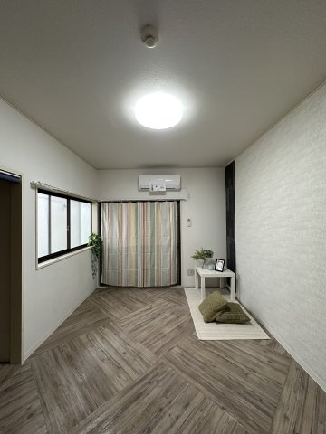 【居間・リビング】 | リラ新ゆり | 南東向き洋室6帖☆バルコニーに繋がる角部屋二面採光のお部屋です！エアコン付きなので1年中快適に過ごせますね☆