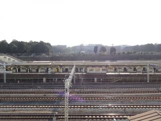 【展望】 | エクセル藤和　ベランダからの眺望　南向きで日当たり良好です！　線路はすぐ近くですが、防音サッシになっており、窓を閉めていれば音は気になりません！
