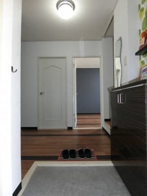 【展望】 | ジェルエープラザ | 玄関から室内への景観です！右手に5.5帖のダイニングキッチン、左手に6帖の和室、5.5帖の洋室があります★