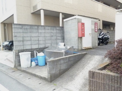 【エントランス】 | ジェルエープラザ | 敷地内ごみ置き場でごみ出しもらくらく～♪忙しい社会人さんや主婦さんにもうってつけ！