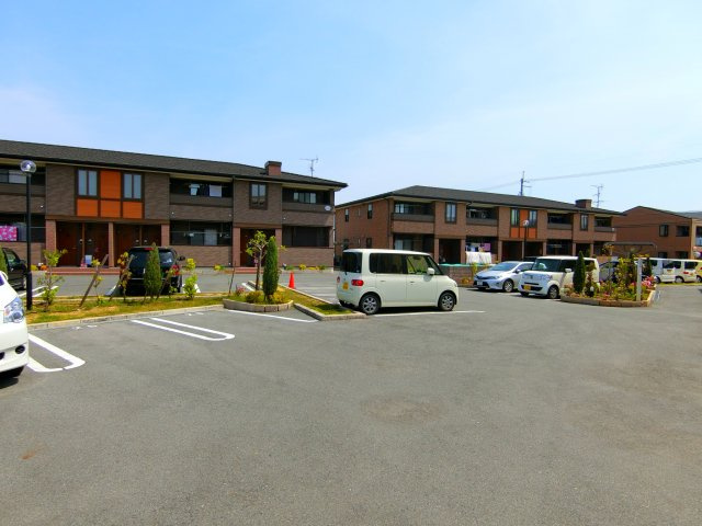 レジテンスイナリBの駐車場