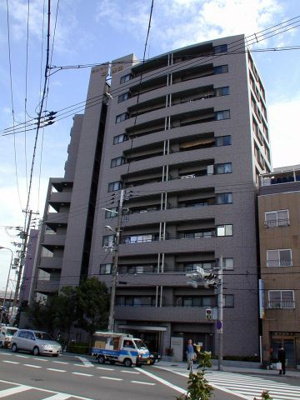 【外観】 | セレッソコート北梅田 | スタイリッシュなライトブラウンのタイル貼りの外観が特徴で、1999年8月に竣工しました。ペットと暮らせるマンションです