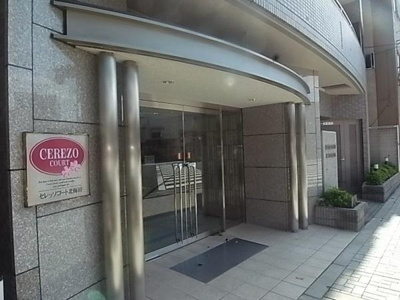 【エントランス】 | セレッソコート北梅田 | 用エントランスにはTVモニター付きオートロックシステムを導入、宅配ボックスも設置しています。梅田駅周辺の大型デパートやショッピングセンター等も近く買い物に便利な立地です。