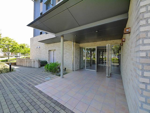 ローレルスクエア白庭台2番館のエントランス