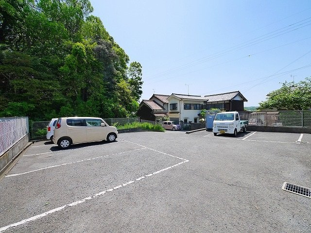 クリスタルハイツの駐車場|駐車スペースもあります